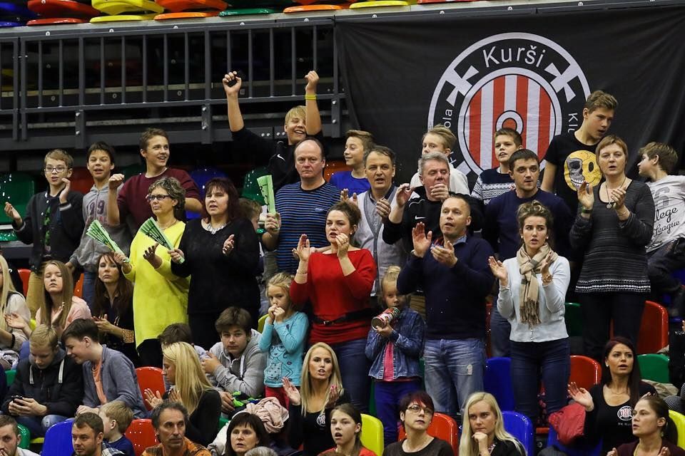 "Lielvārde"/"FatPipe" sīvā cīņā uzvar "Kuršus" un saglabā vadību "Elvi florbola līgā"