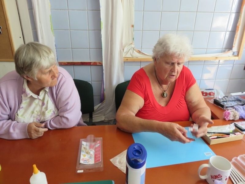 FOTO: Liepājas Neredzīgo biedrība noslēdz rokdarbu projektu