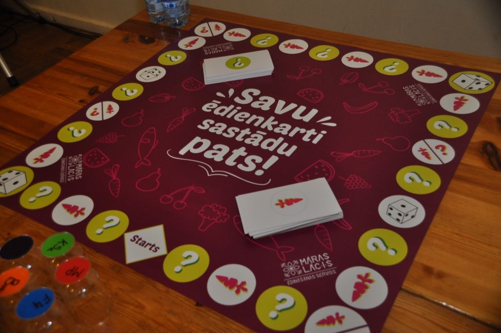 FOTO: Jaunieši sacenšas konkursā par veselīgu ēdienkarti