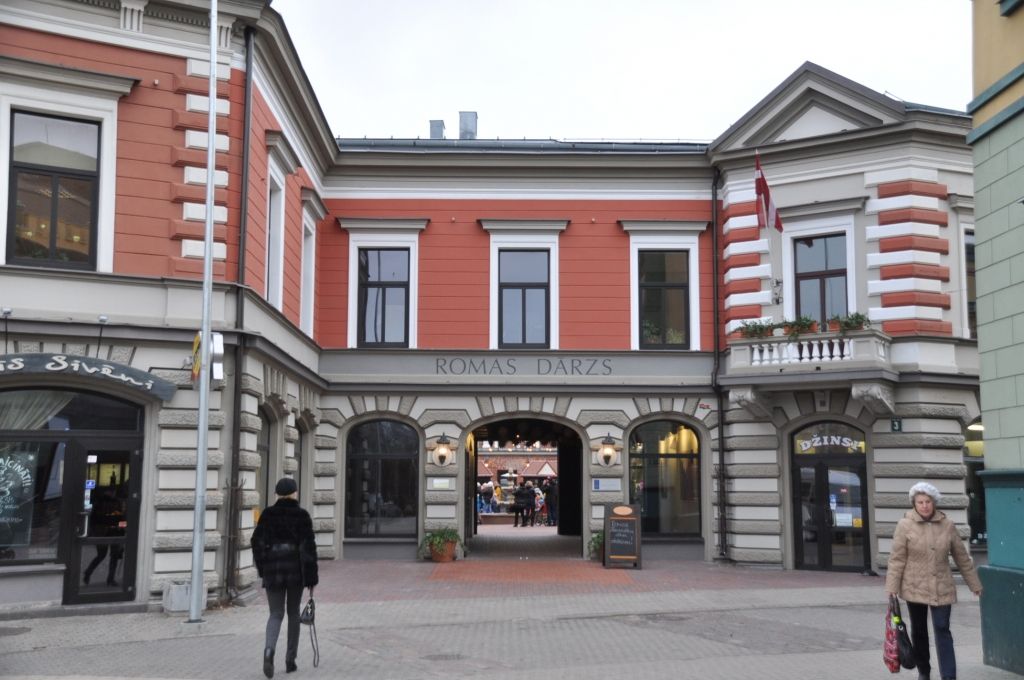 FOTO: Romas dārzā Liepājā ieskandina Ziemassvētkus 