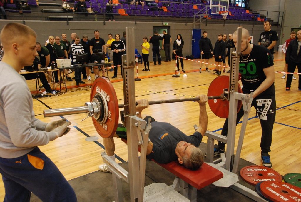 FOTO.VIDEO: Priekulē izšķīrās Latvijas kausa vērtējums pauerliftingā