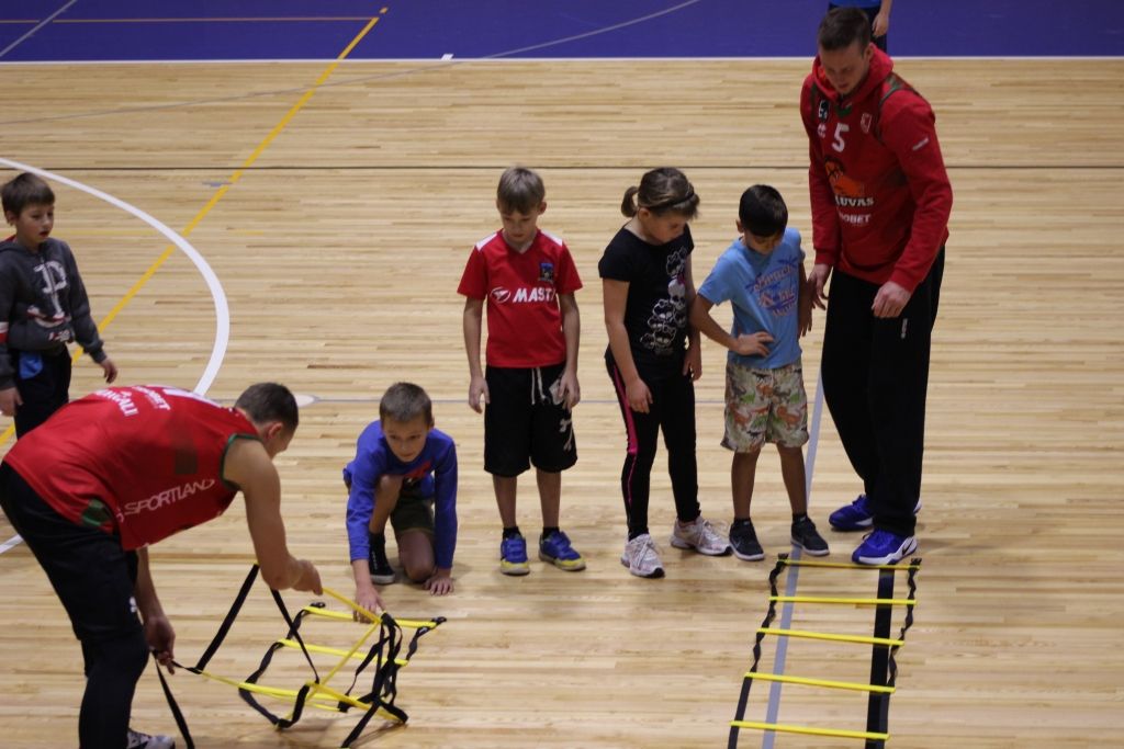 FOTO: Nīcas skolēni sporto kopā ar ''Liepāja/Triobet'' spēlētājiem