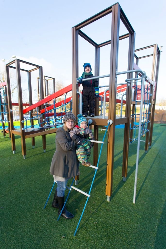 FOTO: Atjaunots Jūrmalas parka bērnu laukums