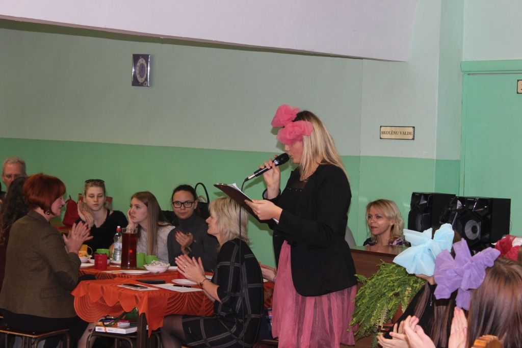 FOTO: Nīcas skolēni 35. reizi svin Kartupeļu balli