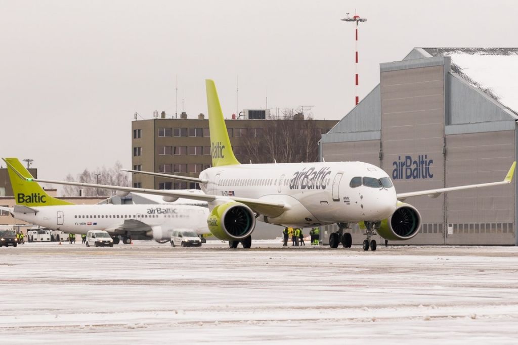 FOTO: Rīgā sagaida pasaulē pirmo Bombardier CS300 lidmašīnu