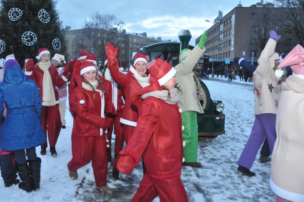 FOTO: Liepājā iedegta lielā Ziemassvētku egle