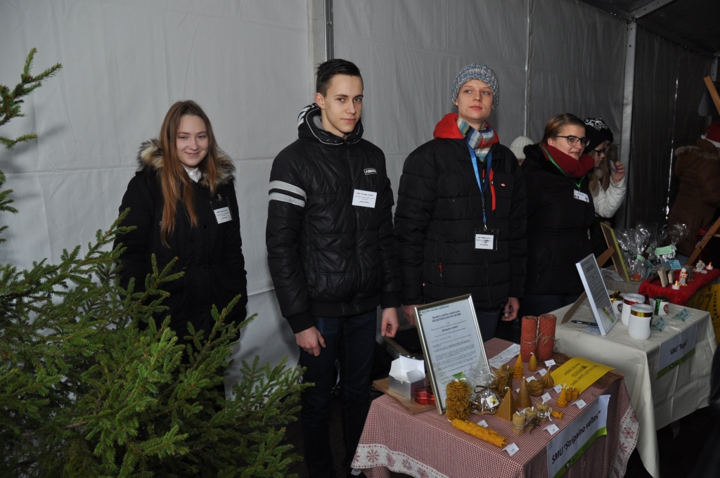 FOTO: Tehnikums rīko Ziemassvētku tirdziņu