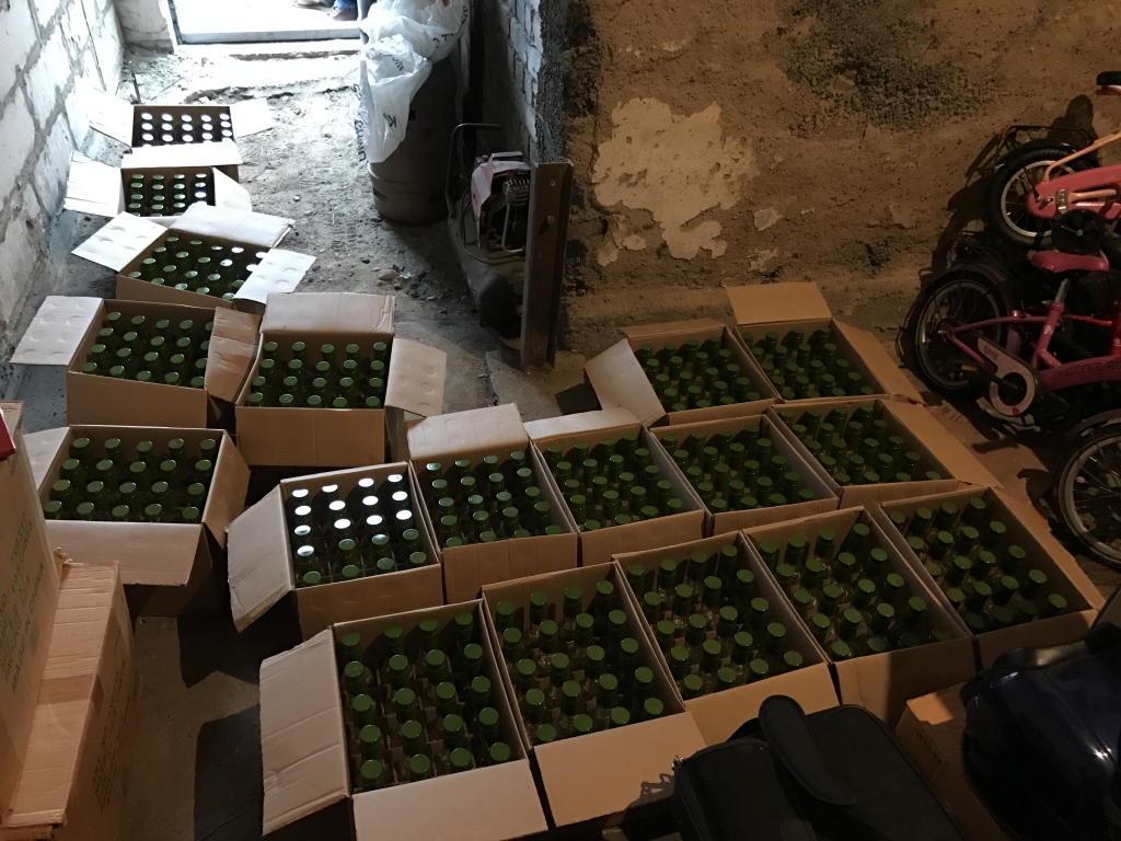 Valsts policija aiztur vīrieti, kurš pie sevis glabāja ievērojamu daudzumu nelikumīgā alkohola