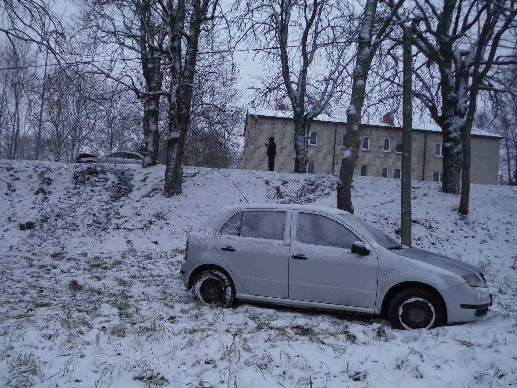 Priekulē no ceļa noskrien auto, Liepājā nozog bērnu ratus