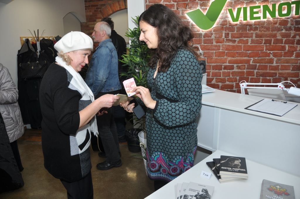 FOTO: Ar dziesmām atklāj Austras Pumpures sesto dziesmu burtnīcu
