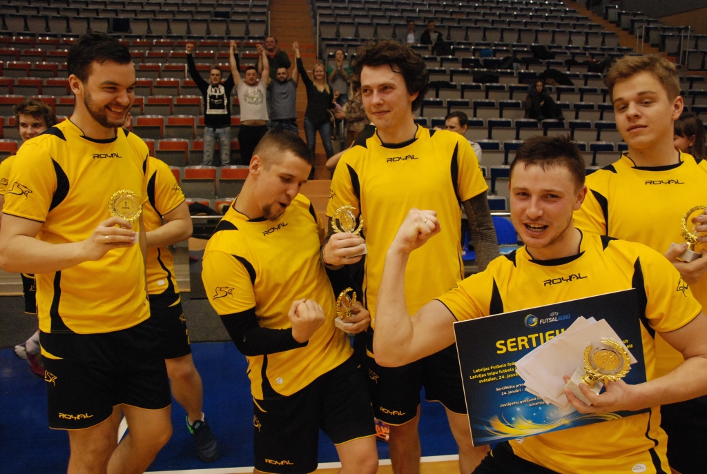 “Medze” triumfē nakts futbolā