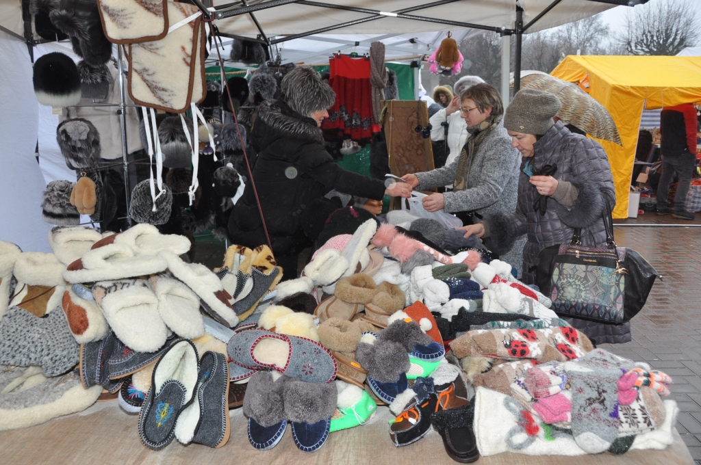 FOTO: Rožu laukumā piedāvā dažādas Ziemassvētku dāvanas