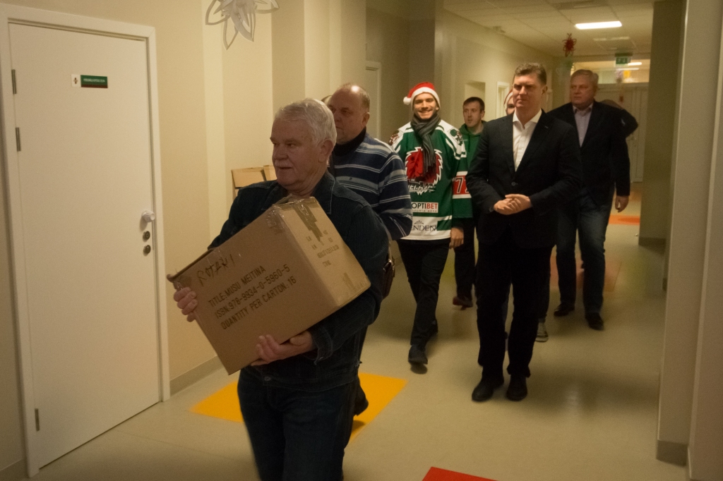 "Liepājas" hokejisti dāvina prieku bērnu slimnīcas nodaļā