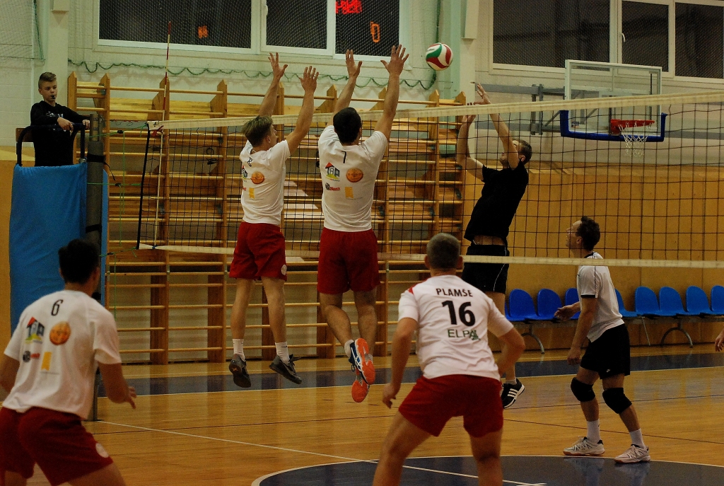 Lejaskurzemes novadu čempionātā vīriešiem vadībā izvirzās trīs komandas