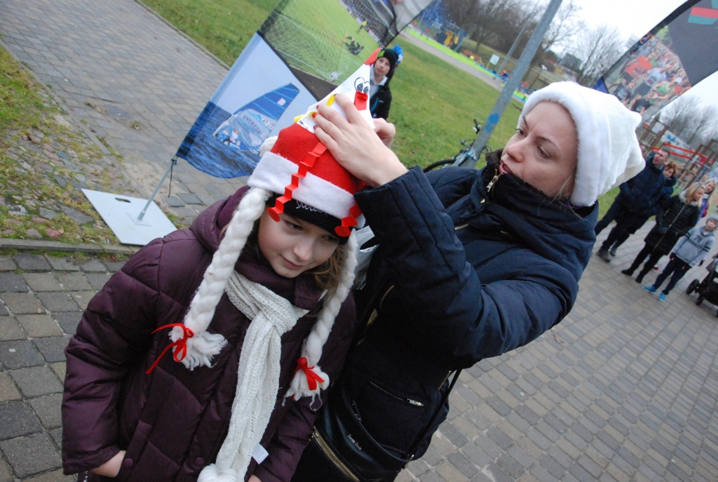 FOTO.VIDEO: Kuplā skaitā dodas Vecgada karnevāla skrējienā