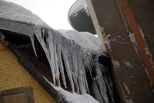Atgādina par sniega tīrīšanu no jumtiem un lāsteku veidošanos