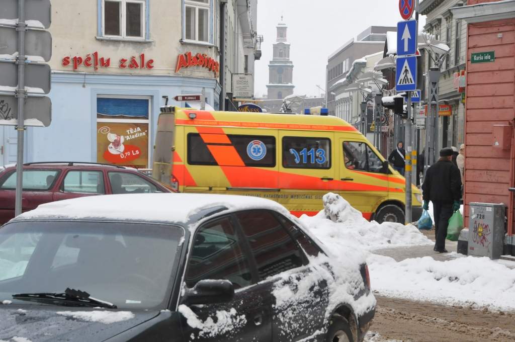 Krīt uz slidenām ietvēm un lauž kaulus