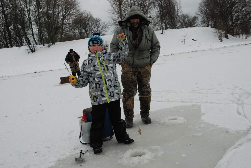 FOTO: Liepājā un Grobiņā cer uz pirmajiem zemledus copes lomiem