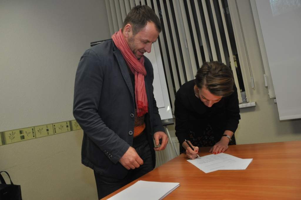 FOTO: Opozicionāri dibina biedrību, lai varētu piedalīties vēlēšanās