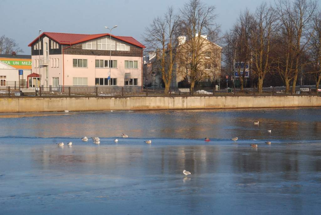 FOTO: Stinšu vietā Liepājā ķeras asari
