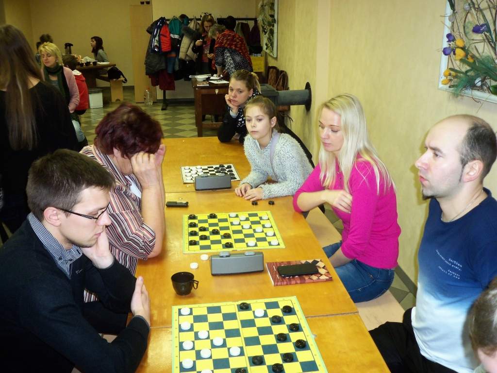 FOTO: Komandas cīnās par Dzērves kausu dambretē