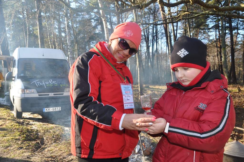 FOTO: Beberliņos sacenšas ziemas peldēšanas čempionātā