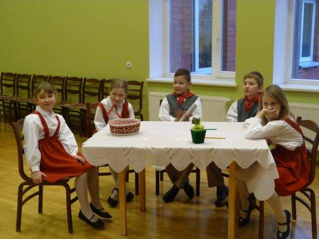 FOTO: Nīcas novada bērni apgūst latviešu tautasdziesmas un tradīcijas