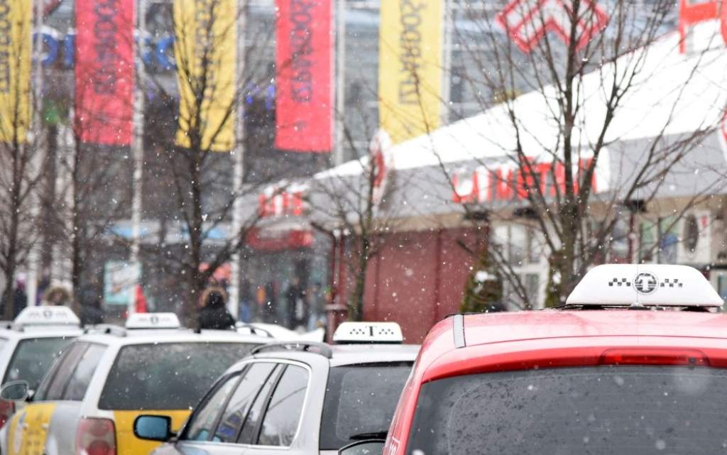 Nevarot samaksāt par braucienu, sadur taksometra vadītāju