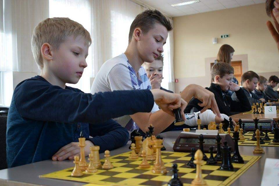 FOTO: Lejaskurzemes novadu skolēni Grobiņā spēkojas šahā