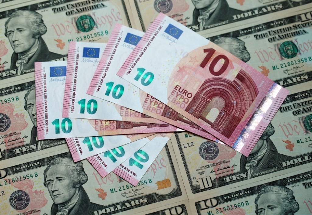 Prognoze: Līdz gada beigām dolārs var sasniegt paritāti ar eiro