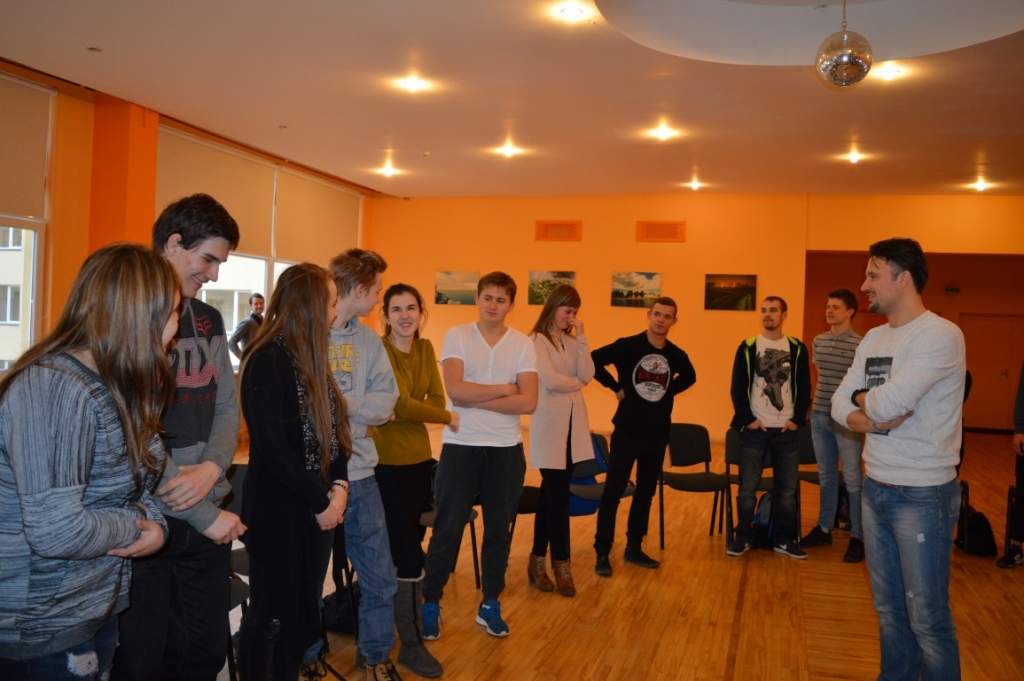 Aktieris Andris Bulis 8. vidusskolas jauniešiem māca celt pašapziņu