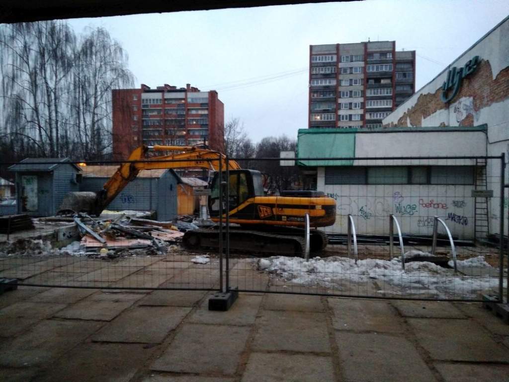 FOTO: Sākušies bijušā Rīgas kinoteātra Ilga nojaukšanas darbi