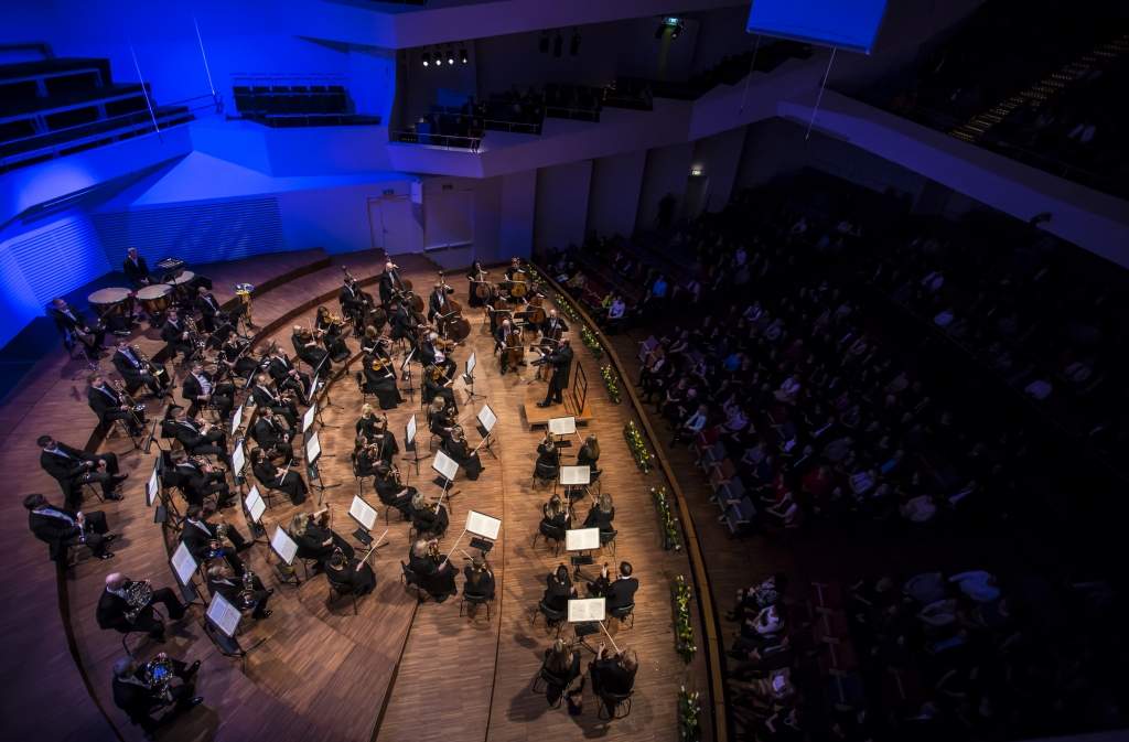 Orķestris atceļ koncertu; Uldis Lipskis paziņo: Lai neapdraudētu orķestra turpmāko darbību, mums ir jāatsakās no dažiem sapņiem 