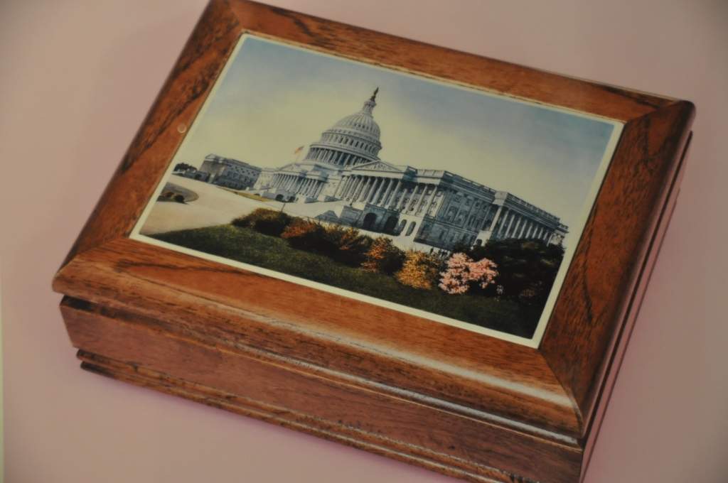 FOTO: Liepājas muzejā atklāj izstādi "Dāvanas pēc protokola"