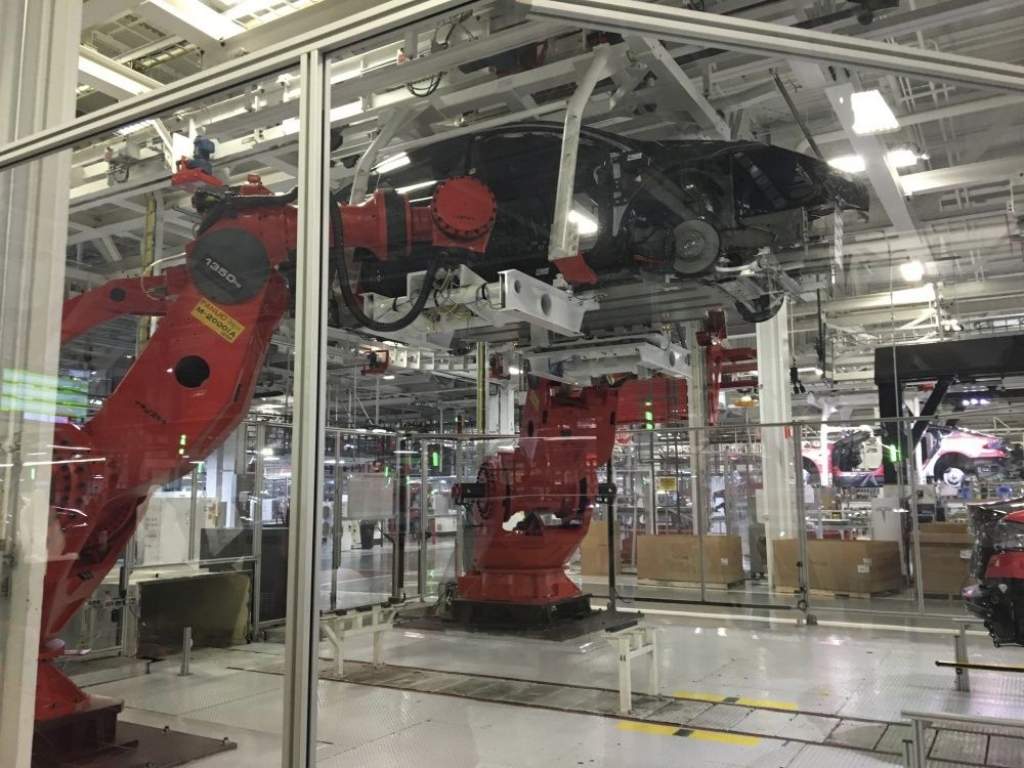Tesla darbinieks: garas darba stundas, zems atalgojums un nedroši apstākļi