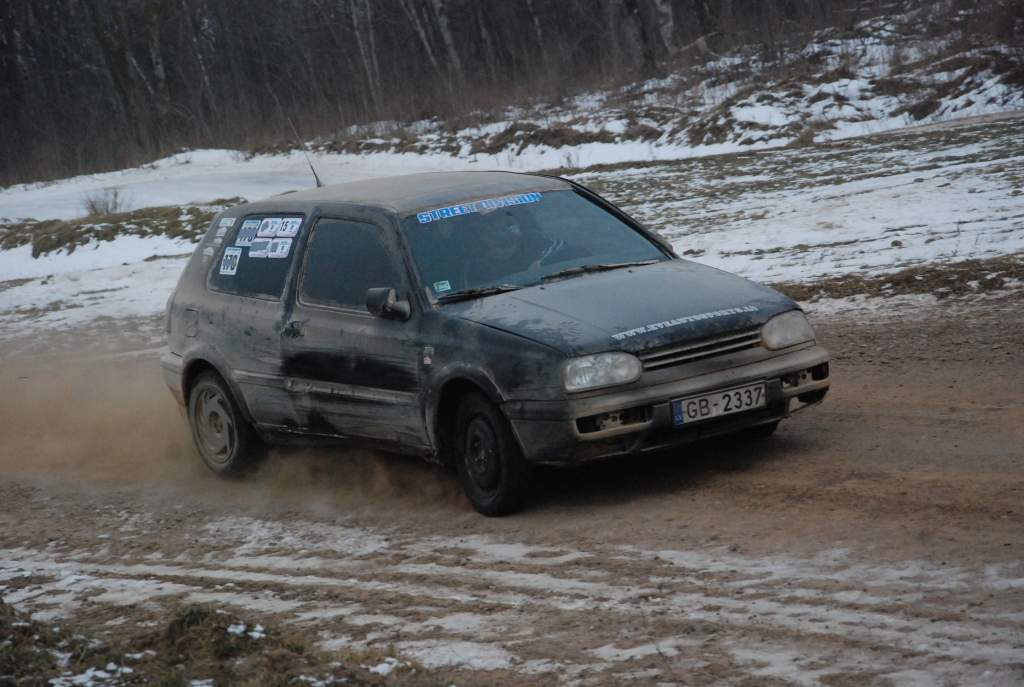 FOTO: Ķer adrenalīnu Embūtē pie autosportistiem Troikām 