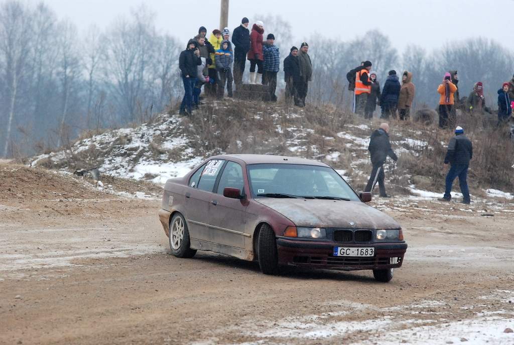 Ar gāzi grīdā un ripināšanos tukšgaitā