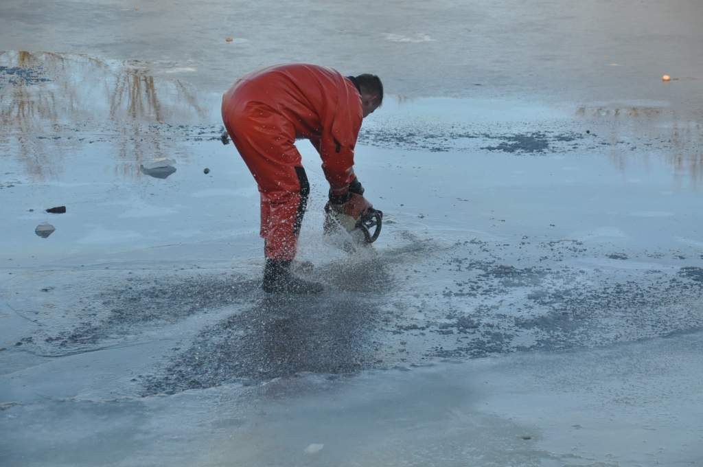 FOTO: Ugunsdzēsēji trenējas glābt bļitkotājus
