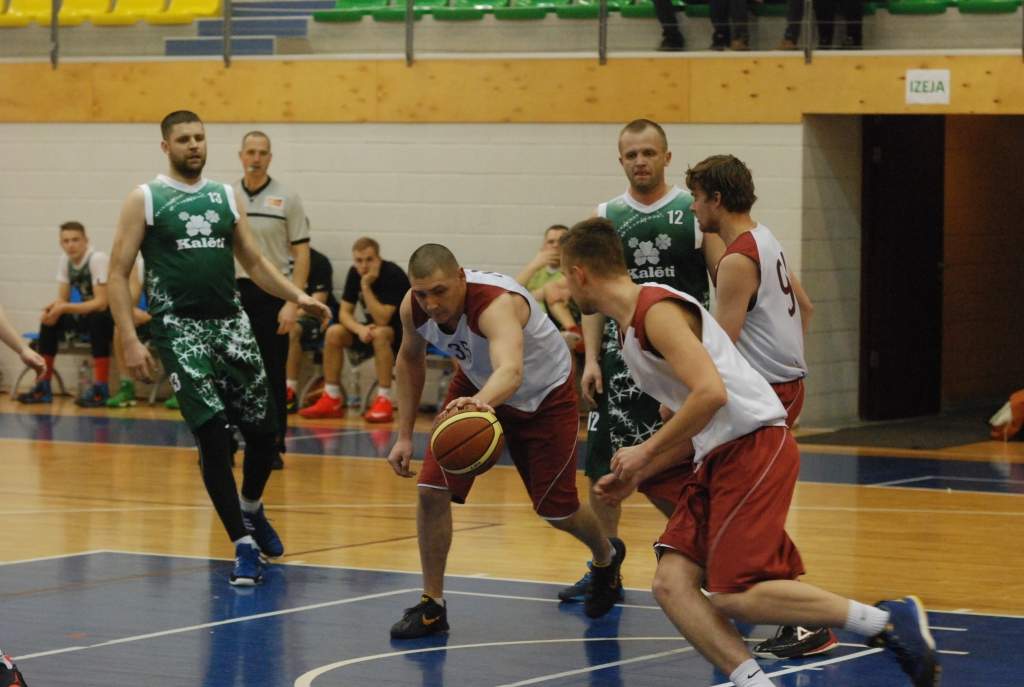FOTO: "Kalēti" Lejaskurzemes novadu basketbola čempionātā uzvar "Ogu"