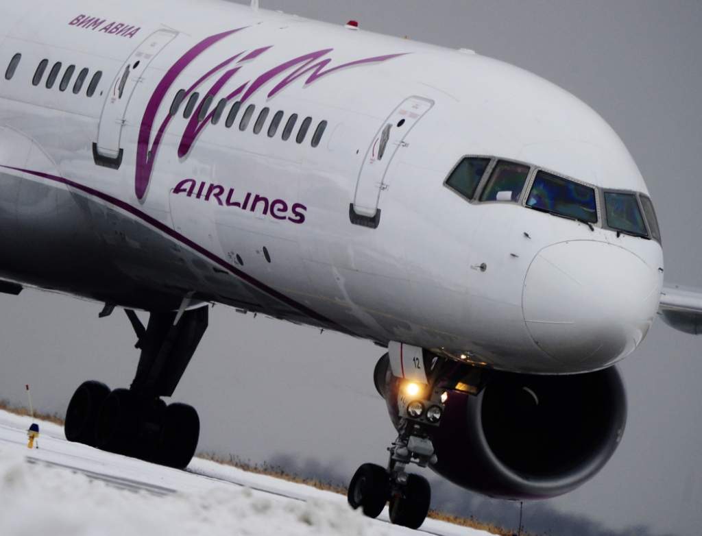 Papildināta - Lidostā Rīga saslīdējusi Vim Airlines lidmašīna; lidosta atsākusi darbu