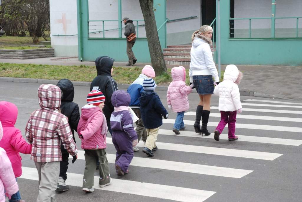 Nīcas un Grobiņas skolās bērniem mācīs pamāt pirms šķērsot ceļu