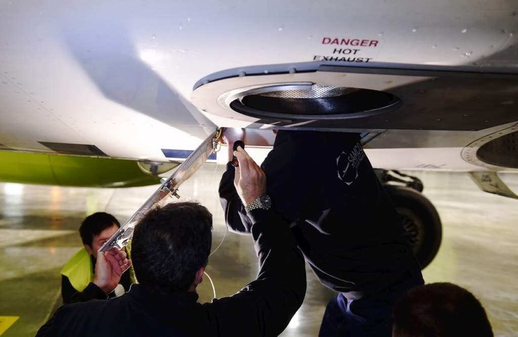 FOTO: Bombardier CS300 lidmašīnu nakts apkope