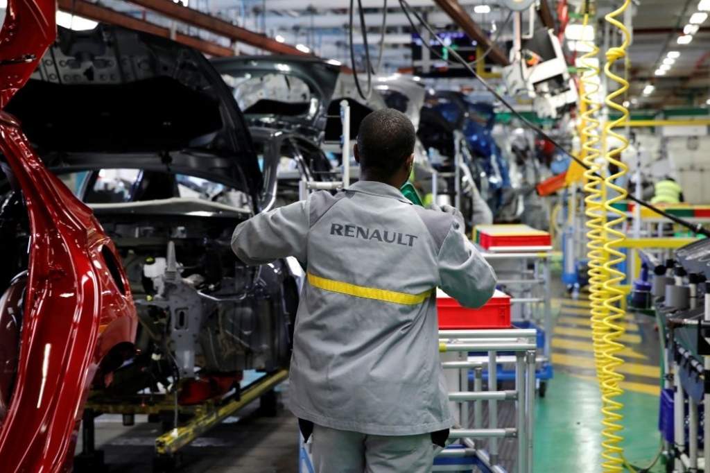 FOTO: Ieskats daļēji robotizētajā Renault Flins rūpnīcā
