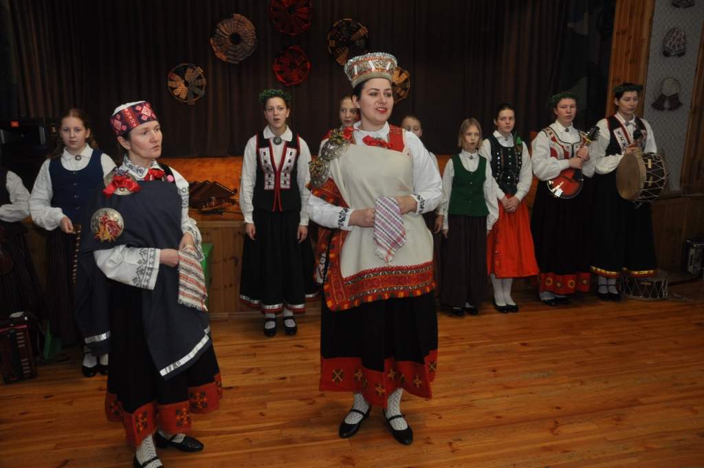 Lejaskurzemes folkloras kopas sacenšas skatē