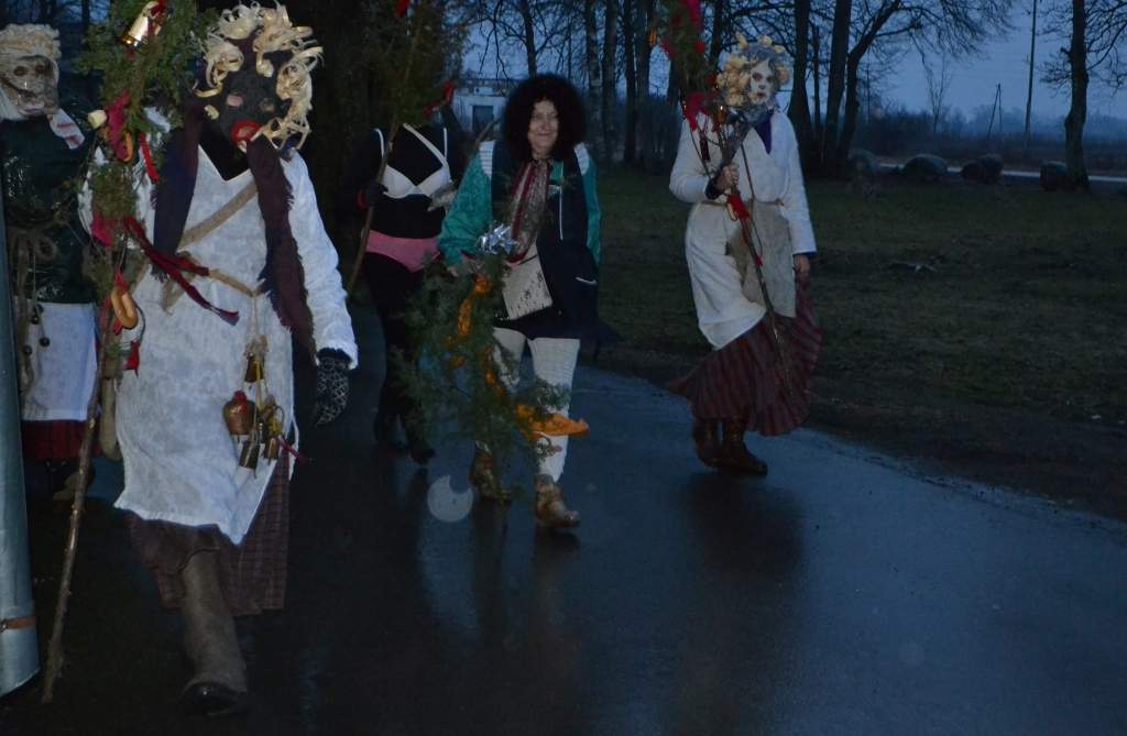 FOTO: Otaņķos atjauno ķekatās iešanas tradīciju