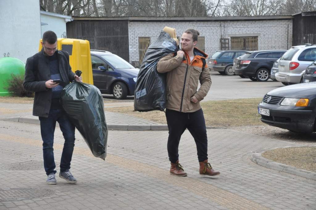 FOTO: Aizputes jaunieši pilsētas ielās uzņem filmu