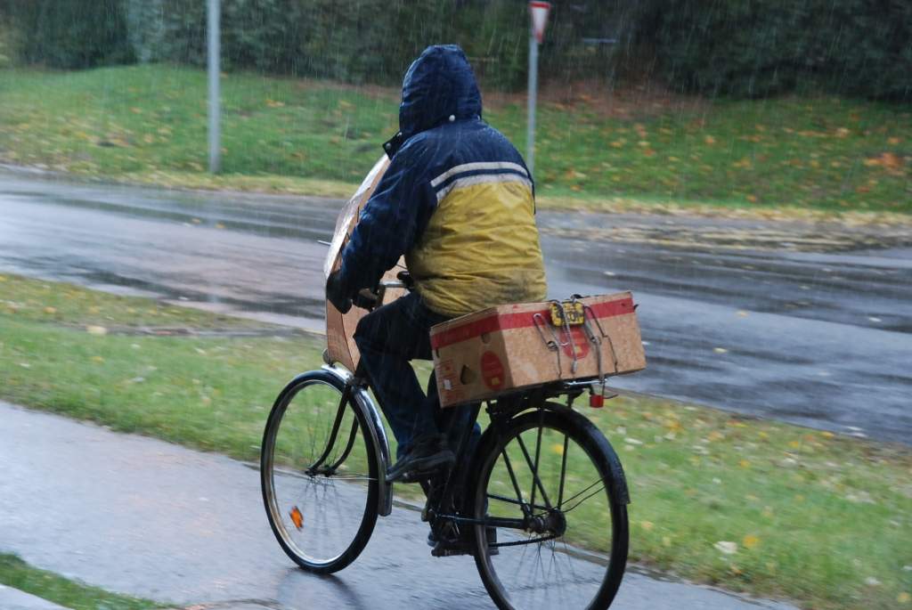 Otaņķos iereibis vīrietis stūrē velosipēdu