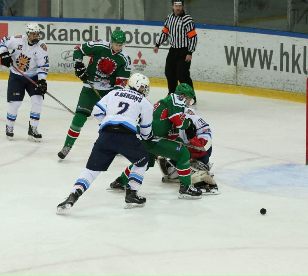 "Liepājas" hokejisti izslēgšanas turnīra mačā izglābjas pamatlaikā, bet pagarinājumā zaudē "Rīgai"