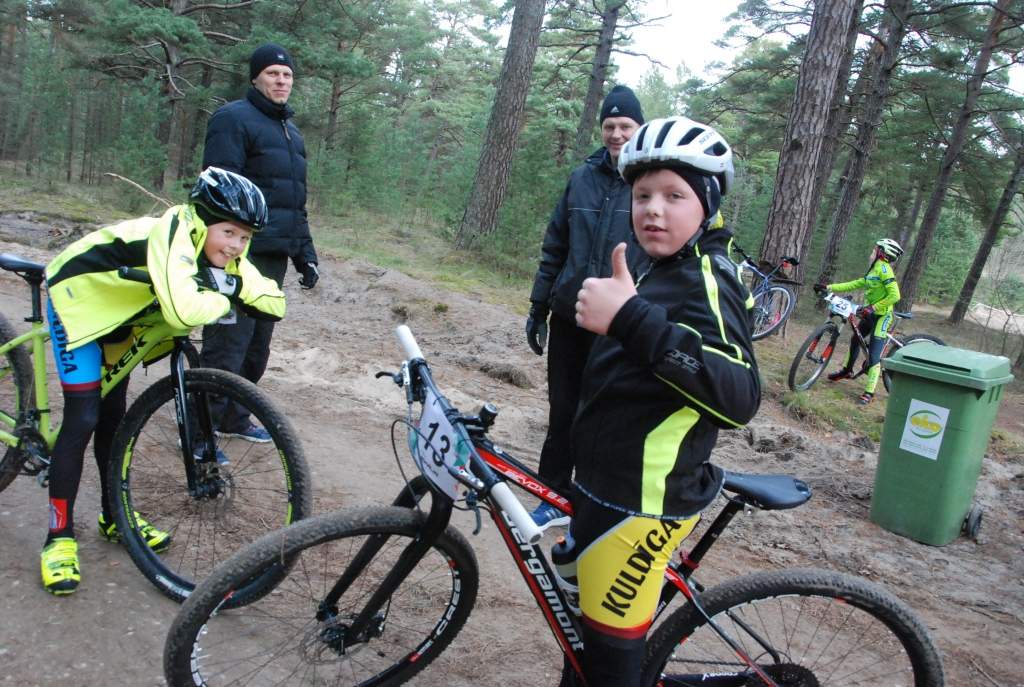 FOTO.VIDEO: Velosporta cienītāji Beberliņos sacenšas velokrosa meistarsacīkstēs 