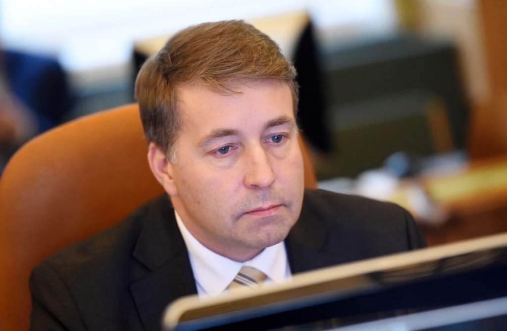Augulis: Autoceļu sakārtošanai varētu novirzīt pensiju fondu naudu